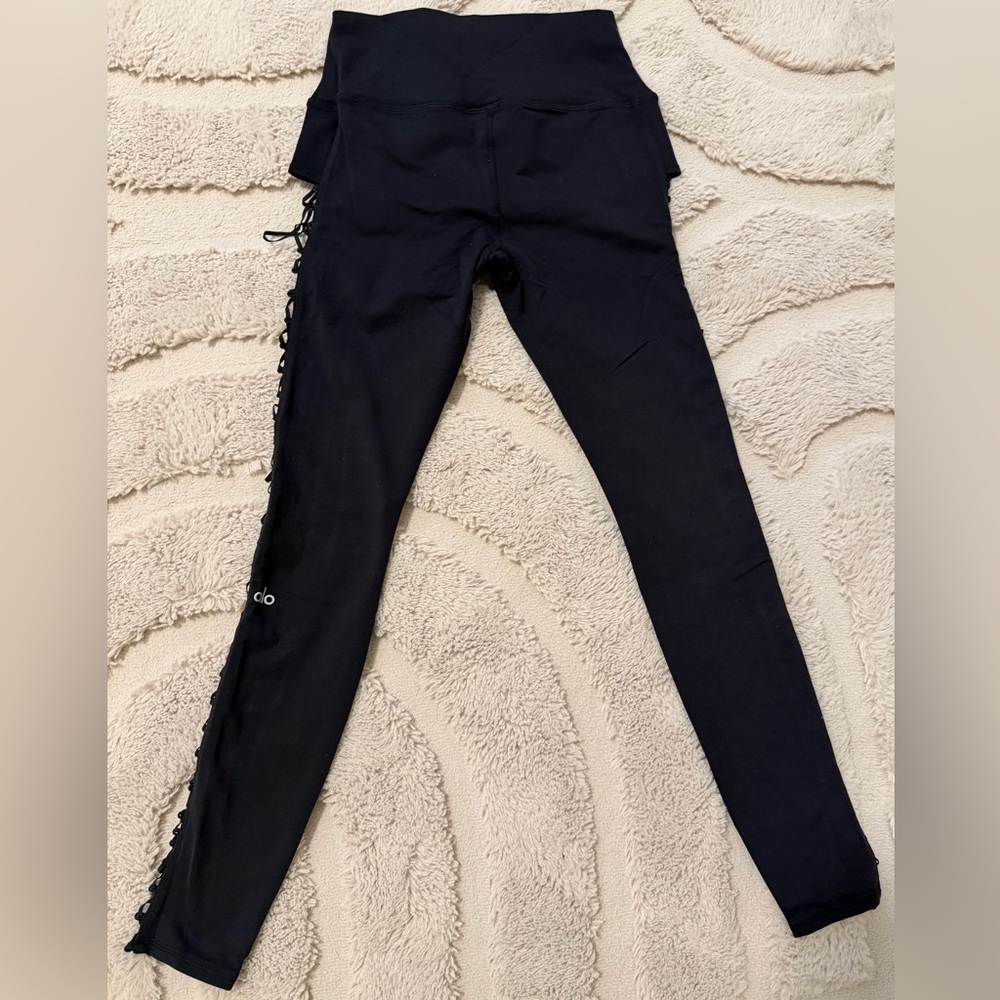 Preowned Alo Yoga Black High-Waist Leggings with Side Lace-Up/CrissCross Tie (M)